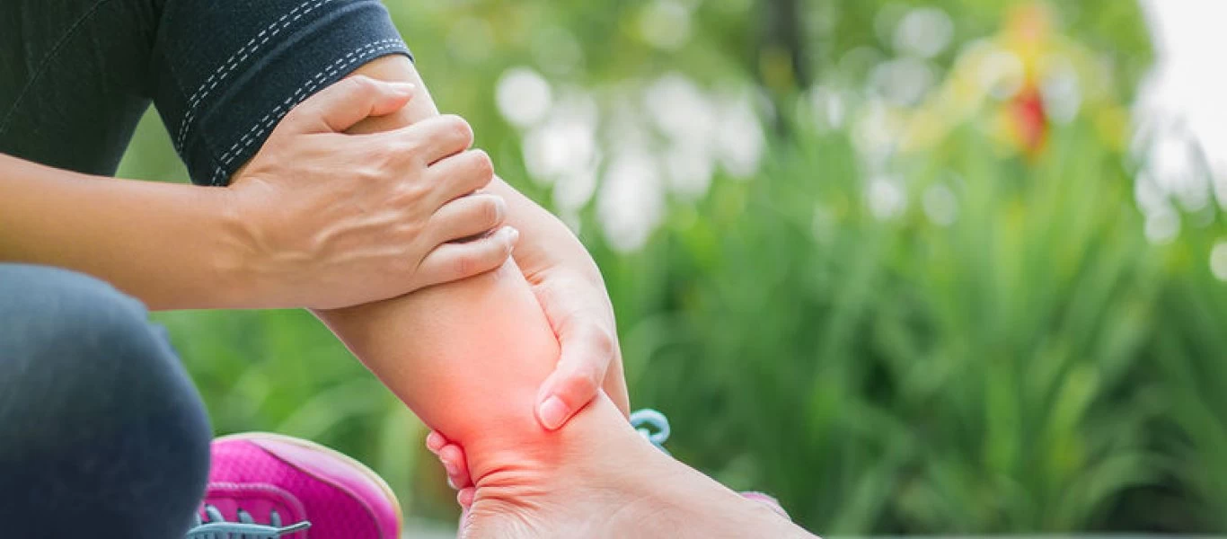 Πρησμένα πόδια: Πέντε τρόποι για να αντιμετωπίσετε την κατακράτηση υγρών με φυσικό τρόπο